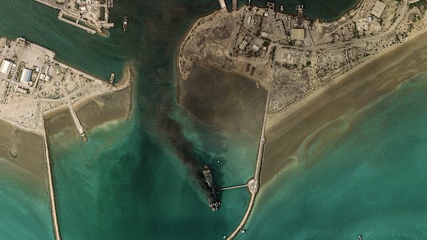 Una nave identificata come la più grande nave della Marina iraniana, la IRIS Makran, brucia a Bandar Abbas. 