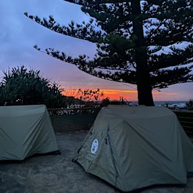 A vida no acampamento é mais fácil.