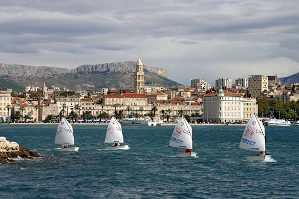 Split promete un panorama típicamente mediterráneo con orillas del mar azul pavo real, colinas verdes y montañas rocosas marrones más allá. 