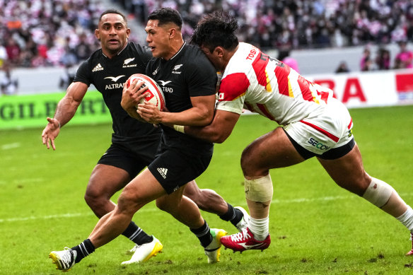Roger Tuivasa Sheck playing for the All Blacks in 2022.