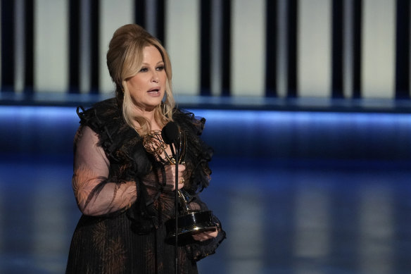 Jennifer Coolidge jokingly thanked the “all the evil gays” for her Emmy win. 
