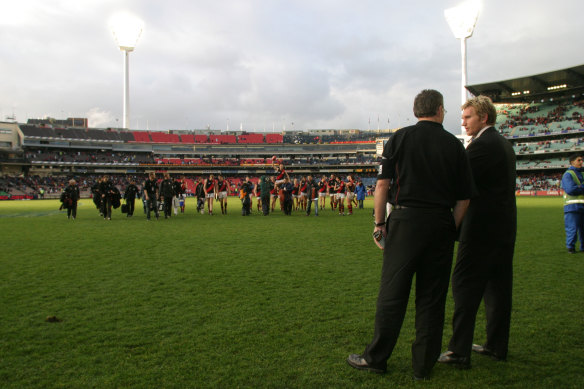 Assistant coach Robert Shaw with then-Bombers captain James Hird in 2003.