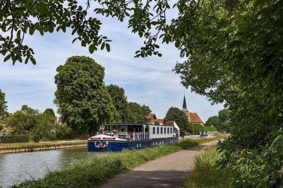European Waterways’ barge Renaissance in the Upper Loire Valley.