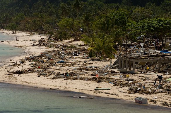 Lalomanu Beach immediately 
following the devastation of the October 2009 tsunami. 