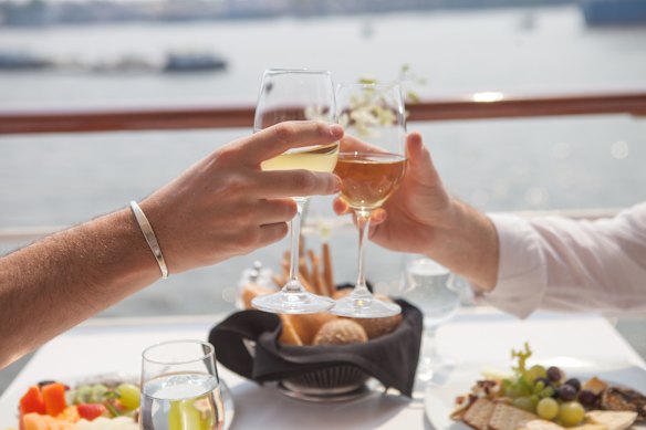 Azamara adicionou 150 novos pratos de inspiração local aos seus restaurantes.