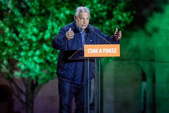 Viktor Orbán parla ai sostenitori sabato all'ultima manifestazione elettorale del suo partito Fidesz.