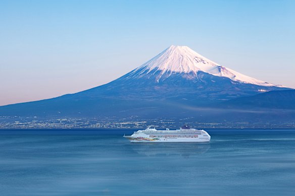 O Norwegian Sky navega ao redor do Monte Fuji, no Japão.