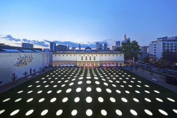 Visitors can walk across this German museum’s lawn roof and skylights.