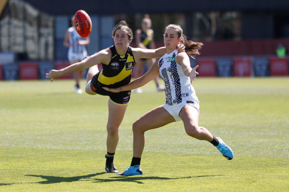 Chloe Molloy of the Magpies and Richmond’s Iilish Ross battle for possession on Sunday.