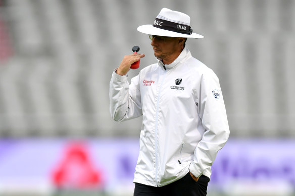 Umpire Richard Kettleborough calls off play due to bad light in the first Test between England and Pakistan.