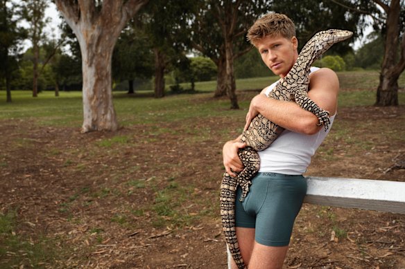 Robert Irwin in the Bonds US advertising campaign.