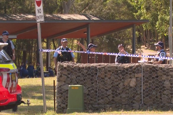 Serviços de emergência na reserva atrás da Rouse Hill High School na tarde de segunda-feira.