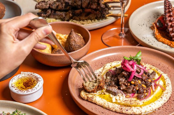 Hummus with diced lamb.