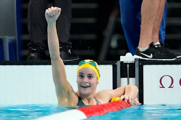 Kaylee McKeown celebrates after winning the women’s 100-meter backstroke final at the 2024 Summer Olympics, Tuesday, July 30, 2024, in Nanterre, France.