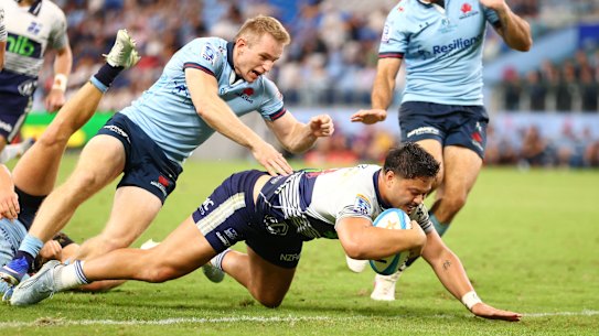 Max Jorgensen no puede impedir que AJ Lam se una a los Blues.