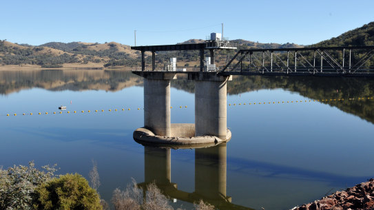 A picture of the Chaffey dam in 2010 when it was close to full capacity.