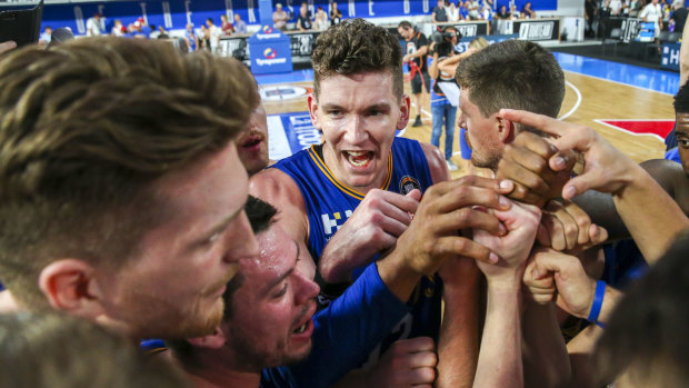 Magnay celebrates with teammates after Brisbane broke their long losing streak against the Kings.