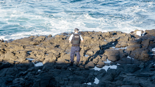 A man has drowned after falling from rocks in Kiama. 