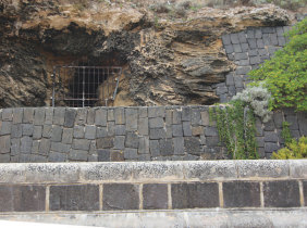 A modern photo of Buckley's Cave, in Point Lonsdale.