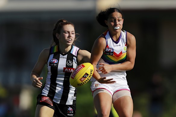 Makaela Tuhakaraina of the Dockers and Alana Porter of the Magpies battle for the ball.