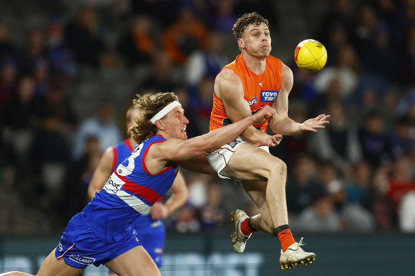 Aaron Naughton looks to spoil Harry Perryman during the Bulldogs’ win over the Giants.