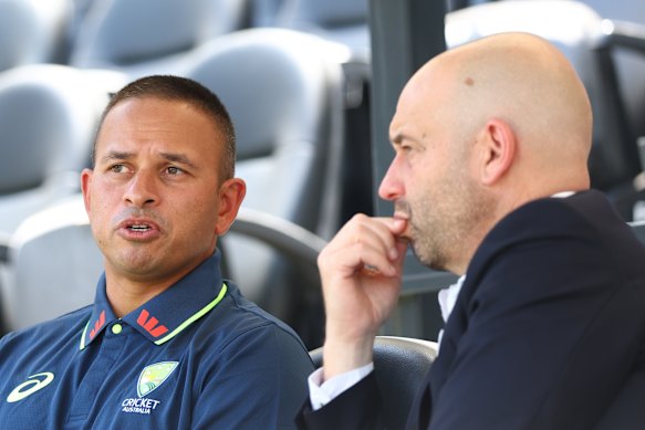 Usman Khawaja habla con Todd Greenberg en Brisbane.