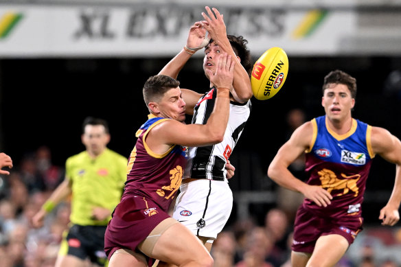 Dayne Zorko of the Lions and Reef McInnes of the Magpies.