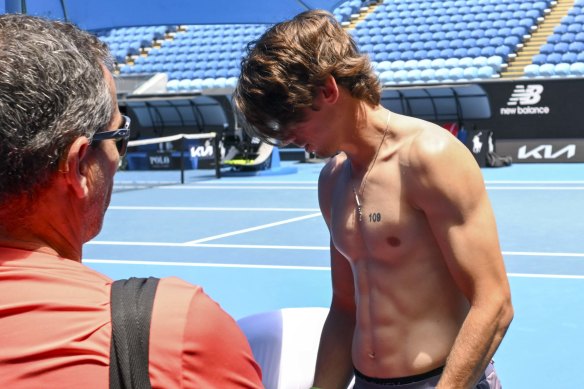 De Minaur prepares to hit with Jannik Sinner.