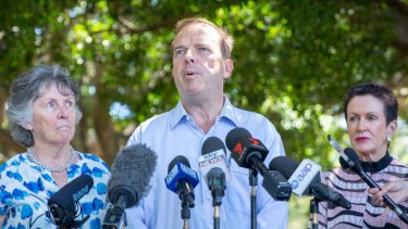 Randwick mayor Kathy Neilson, Waverley mayor John Wakefield and City of Sydney lord mayor Clover Moore criticised the government's community consultative committee for the stadium demolition. 