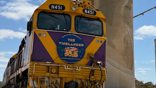 Uma das paradas de Vinelander ao longo da Silo Art Trail.