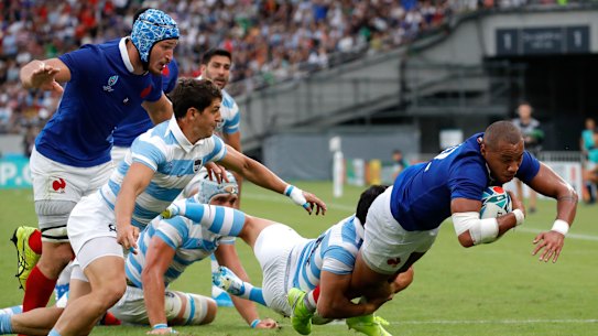 Heartbreak for Pumas: France's Gael Fickou dives across the line at Tokyo Stadium.