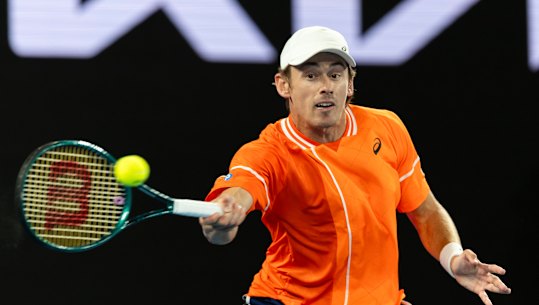 Alex de Minaur moved into the third round at Matteo Arnaldi’s expense without dropping a set.