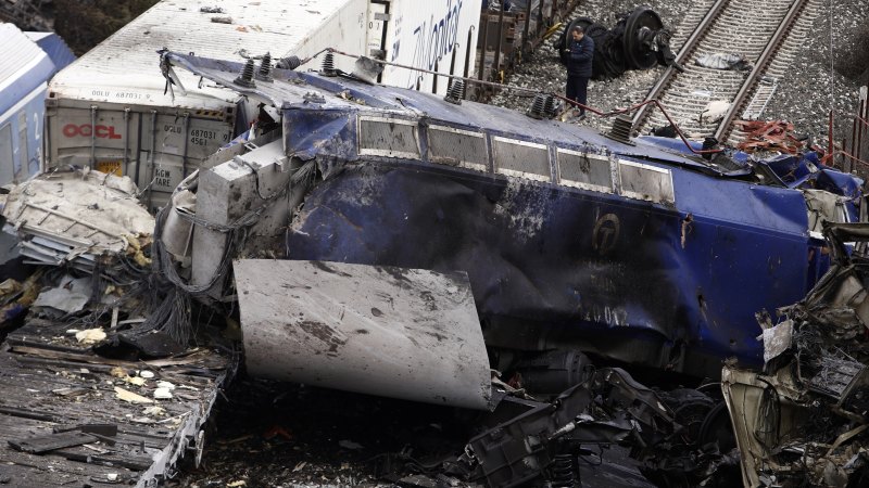 Kurtarma ekipleri, Yunanistan demiryolu kazasında hayatta kalanlar için enkazda arama yapıyor