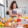 Revica Hurtado comparte recetas venezolanas para que la gente cocine en un evento de recaudación de fondos.