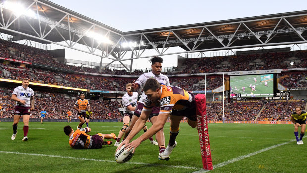 Corey Oates scores at a packed out Suncorp Stadium.