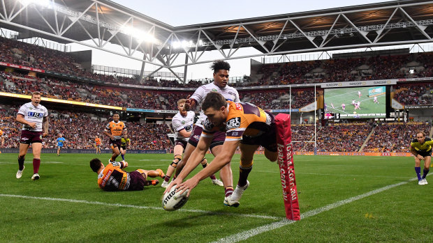Corey Oates scores at a packed out Suncorp Stadium.