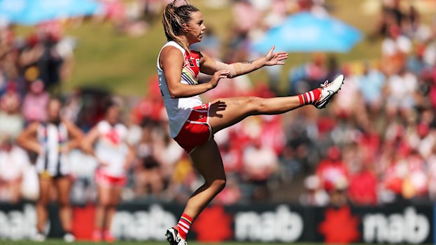 Chloe Molloy signed the longest deal in AFLW history to move from Collingwood to the Swans.