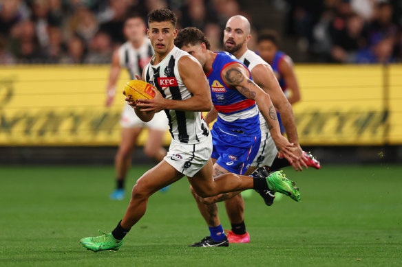 Nick Daicos van de Magpies neemt de bal in bezit tijdens de ronde twee overeenkomst tussen de Bulldogs en de Magpies.