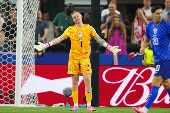 Jordan Pickford is not happy with his defence.
