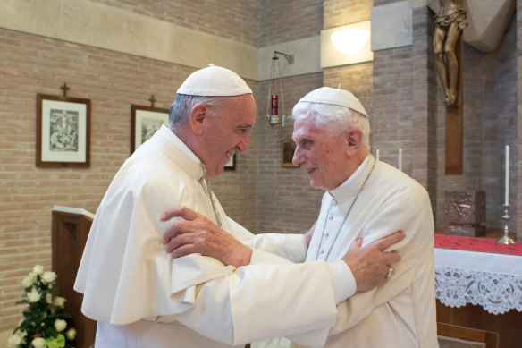 Papa Francis, solda, 2017'de Vatikan'da Emeritus Papa XVI. Benedict'i kucaklıyor.