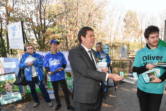 Kooyong independent Oliver Yates on the campaign trail