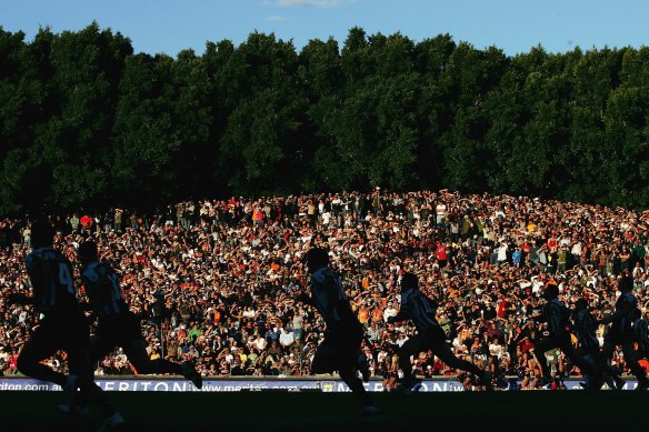 The Leichhardt Oval hill at full capacity.