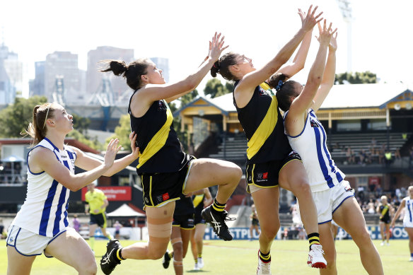 The Tigers’ Meagan Kiely attempts to mark the ball over Emma Kearney.