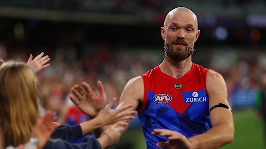 Gawn comemora com os fãs do Devils.