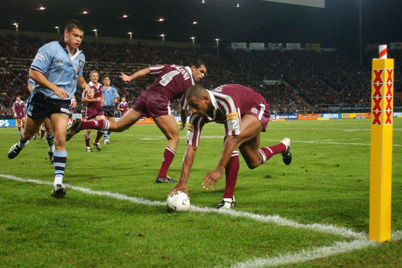 Lote Tuqiri scores one of the three tries which followed his contentious selection for State of Origin II in 2002.