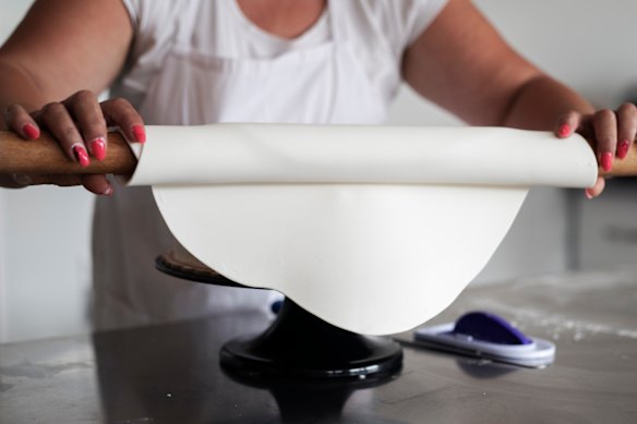 Enrole frouxamente o fondant em volta do rolo e coloque-o sobre o bolo.