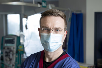 Dr Stephen Warrillo mówi, że szpitale i oddziały intensywnej terapii w Melbourne przygotowują się na nowe przypadki.