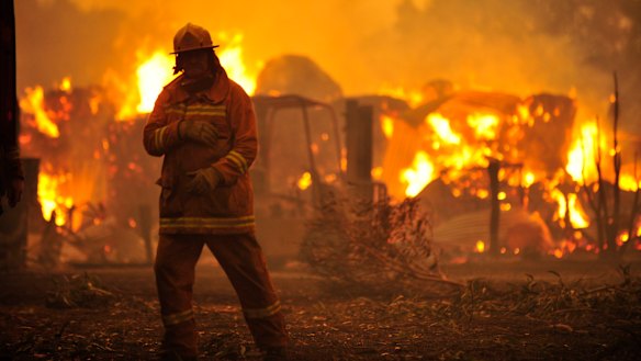 Bushfire rages out of control from the Bunyip State Park towards the townships of Labortouche and Tonimbuk.