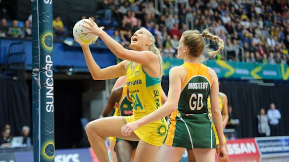 Gretel Tippett scores for the Diamonds against South Africa. 