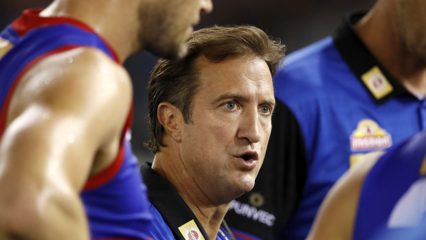 Bulldogs coach Luke Beveridge addresses his players. 